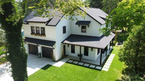 The DougOut Steps from Douglas Beach!