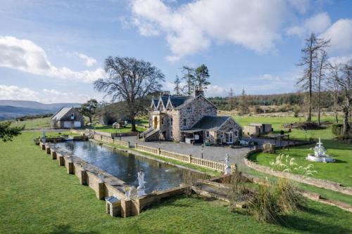 The Doune, Luxury Traditional Country House with hot tub