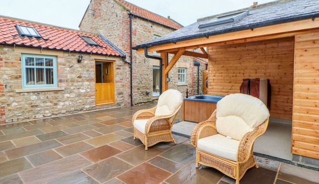 THE DOVE COTE, pet friendly, with hot tub in Brompton-On-Swale