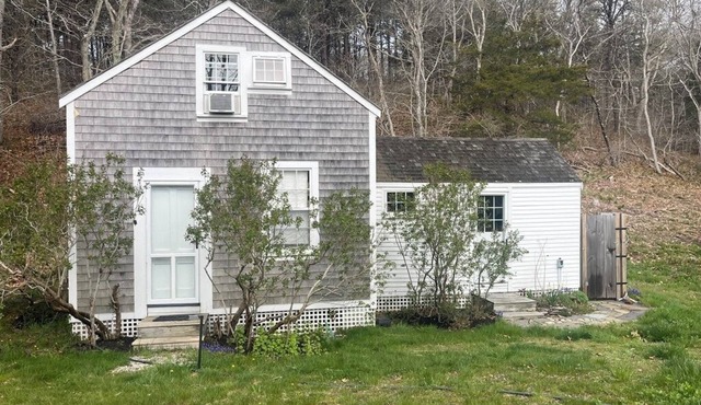 “The Dove” - Truro Historic Summer Cottage Farm Stay