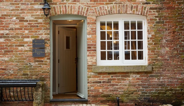 THE DOVECOTE, family friendly, character holiday cottage in Hopton