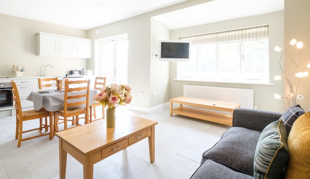 The Dower Cottage - sleeps 4 guests in 2 bedrooms