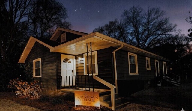 The Downtown Cottage, Stylish & Walkable in Cary