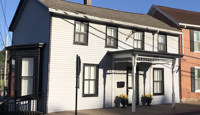 The Downtown House - 1820s home steps from Main Street in downtown Galena