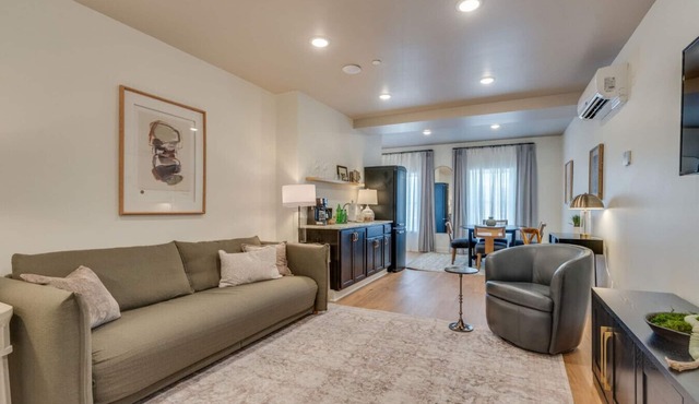 The Downtown Post The Collin Suite