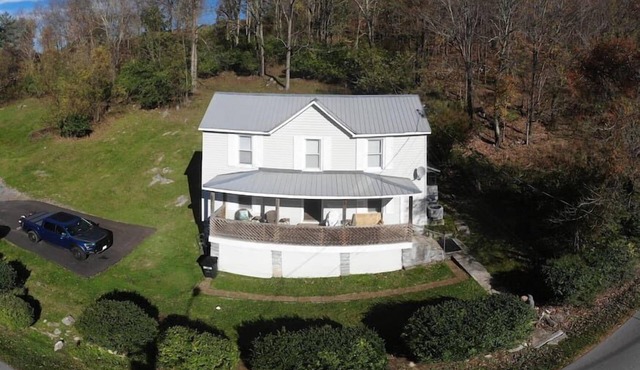 The Dragon's Den 5 bedroom house 1 mile to Main St