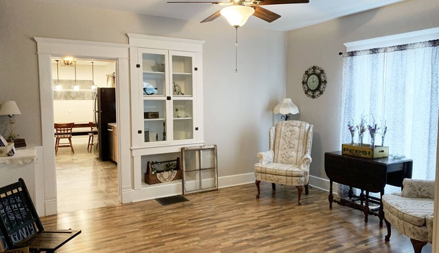 The Dragonfly Guest House, 3 Bedroom, 3 Bath, sleeps 8