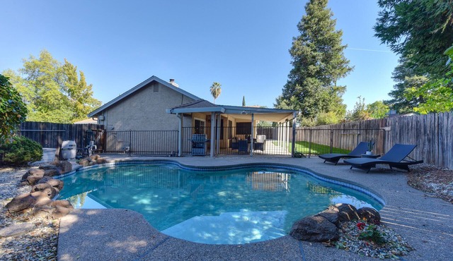 The Dream House Pool Garden Grill Close to Downtown Sacramento and Roseville