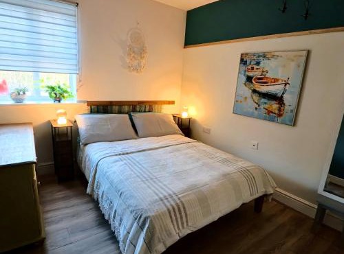 The Dreamcatcher apartment - Free parking - 5 minute walk to Fleet train station