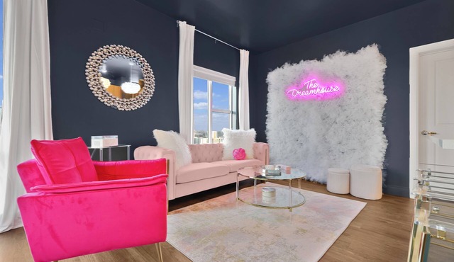 The Dreamhouse Nashville 3BR/3BA Pool Gym Walk to Broadway & Hotspots
