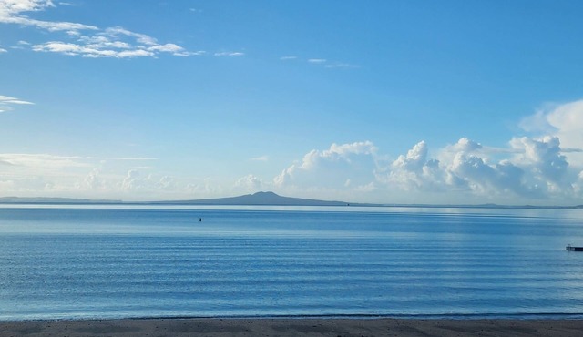 The Drift - Arkles Bay.nStudio. 200m from the beach.