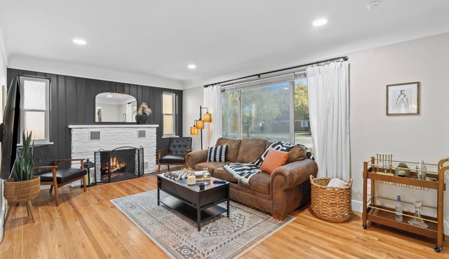 The Drift House- Spacious Boho Family Retreat- 4 bds, 2 baths, 6 TVs, Movie Room