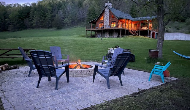 The Driftless Escape! Modern, large cabin/57 private acres in WI drift less area