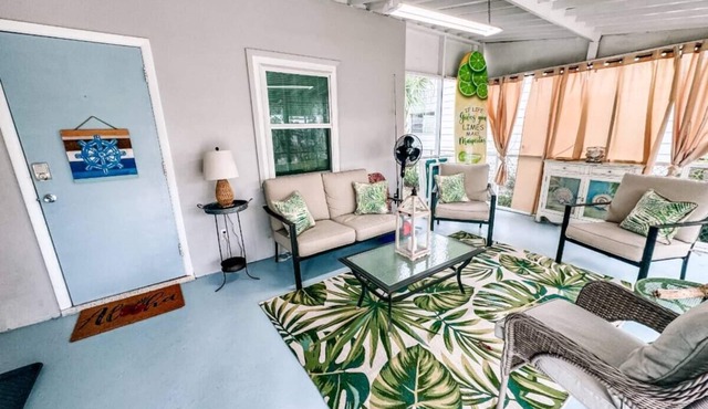 The Driftwood Hideaway - Daytona Beach, FL - Minutes from the Beach & More!