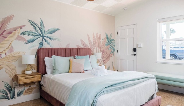 The Driftwood Queen Studio -5 min walk to beach!
