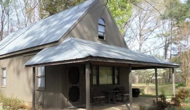The Driftwood Cozy Cottage! A mile from the lake.