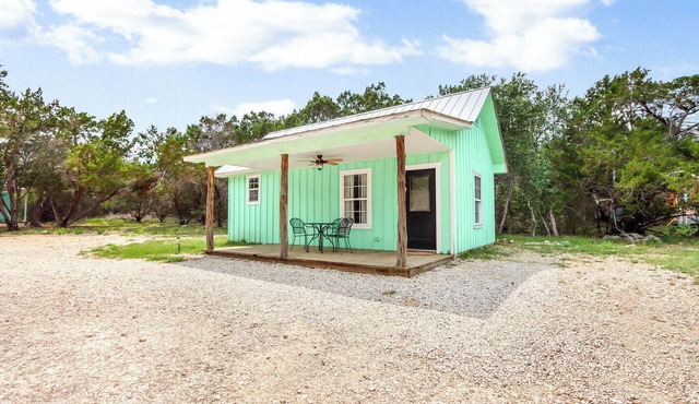 The Driftwoods - Charming Green Cabin with Fun Entertainment Area