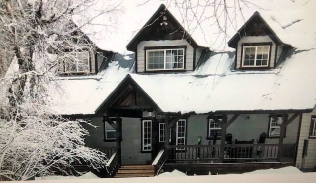 The Drop Inn - Large Home! Close to Wolf Creek, on San Juan River, Hot tub