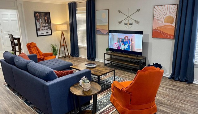 The Drover House by USAO in Chickasha, Fenced Yard, King Bed, Smart TV, High Speed WIFI & Covered Parking