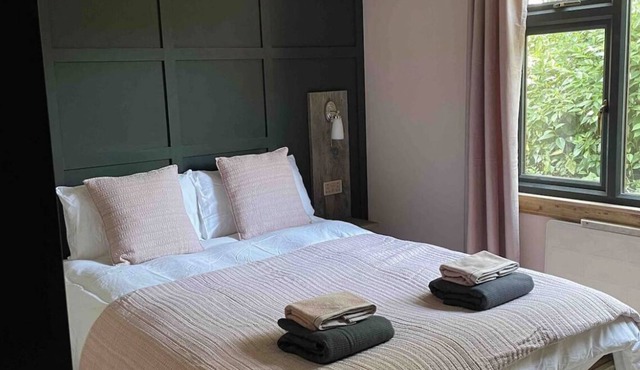 "The Drum" Romantic cosy cabin. Spacious with views.