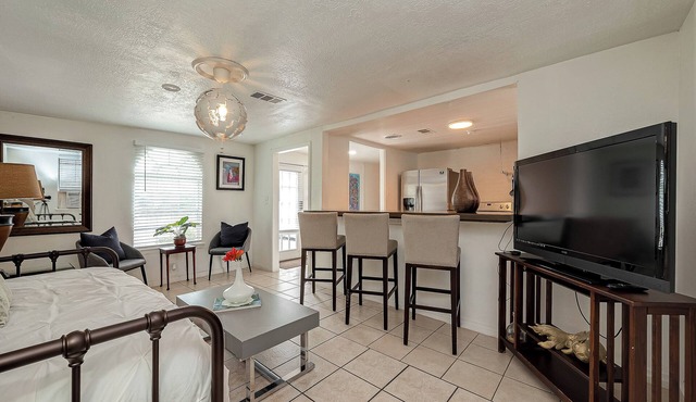 The Du—Charming 1 BR Bungalow in Garden Oaks