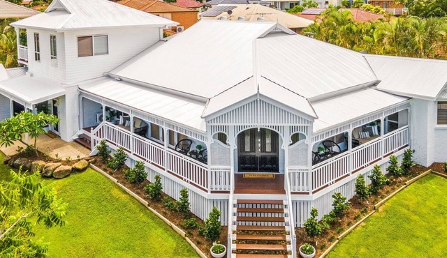 The Duchess - Luxury Brisbane Holiday Home. Family & Pet friendly with Pool