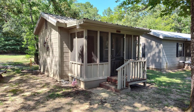 "The Duck Blind" is a comfy, rustic cabin on Lake Sam Rayburn, Tx - (#6)