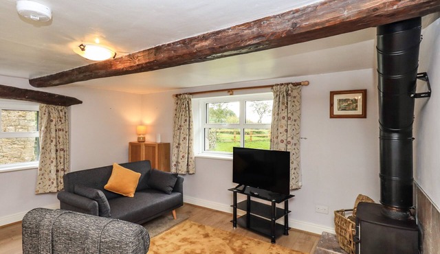 THE DUCK HOUSE, pet friendly, with open fire in Brampton, Cumbria