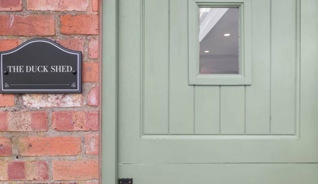 The Duck Shed Annex Outside Terrace with Bath & Firepit