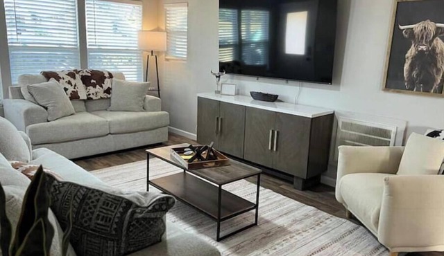 The Dugout! Close to Oklahoma State Univ. Modern 4 bedrm, 2 bath home!