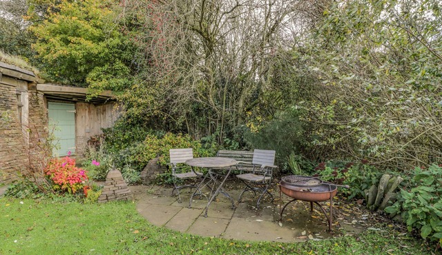 THE DUGOUT, romantic, character holiday cottage in Orcop