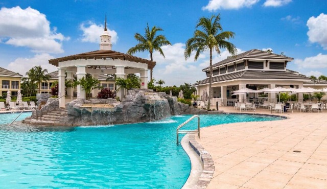 The Dunes! Walk to the beach! Unwind in this amazing Naples retreat!