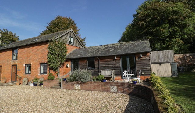 THE DUNNIT@MANOR FARM, family friendly in West Tytherley