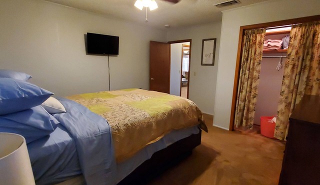 The Duplex - 2bed/1bath duplex unit family & pet friendly