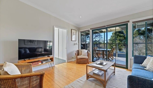 The Durham - Revamped 1930s Retreat, Pets Allowed