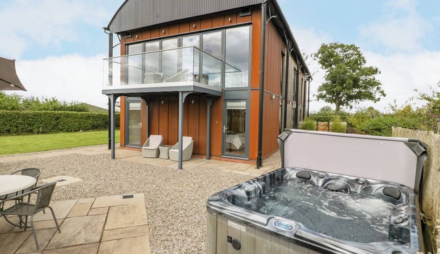 THE DUTCH BARN, luxury holiday cottage, with hot tub in Leominster