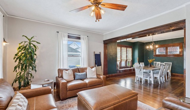 The Dutch Door Cottage- Downtown Pella home with GAME ROOM!