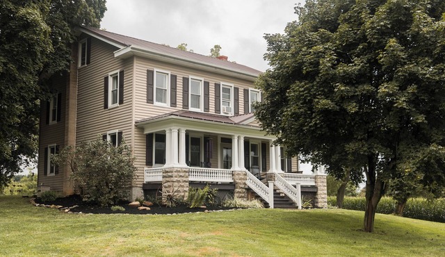 The Dwelling House - Cozy Farmhouse with hot tub