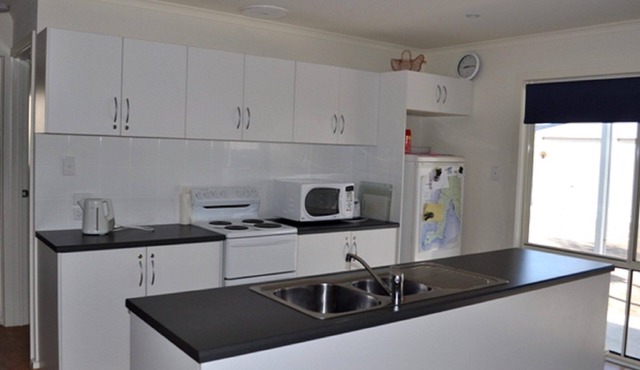 The Dwicke - Short walk to the beach. Off peak special!