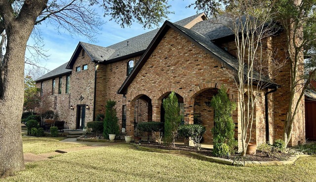 The Eagle Nest - a luxury estate near Highland Village with room for 20 guests