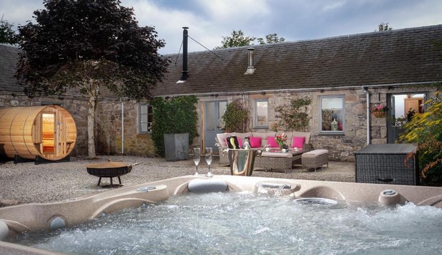 The Eagle's Nest - large house with hot tub and sauna