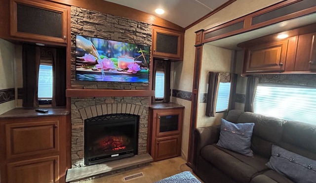 The Eagle Victoria, Tx RV ,No Cleaning Fee,King Bed, Sectional Couch