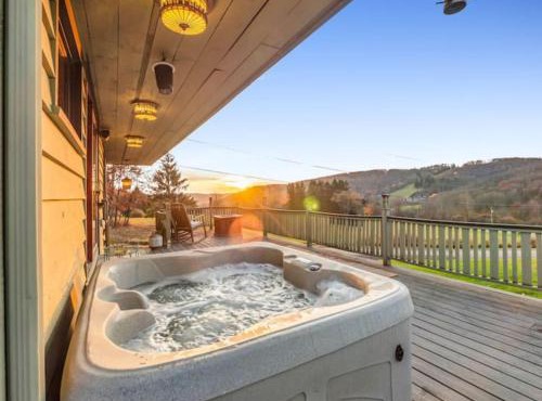 The Eagles Nest, Couples Escape - Hot Tub & Views!