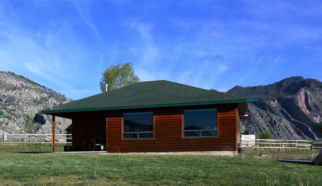 THE EAGLES NEST with SPECTACULAR MOUNTAIN & YELLOWSTONE RIVER VIEWS
