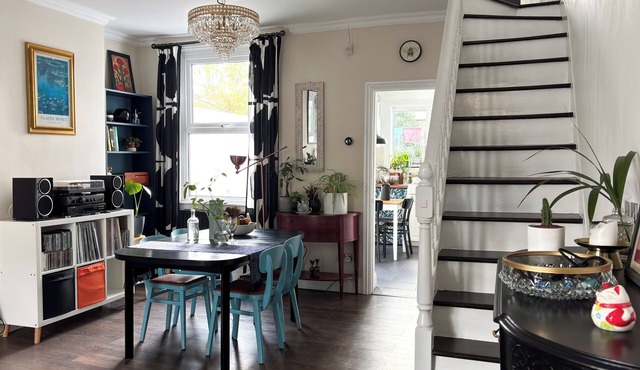 The Eccentric Dutchess. Entire House with Garden and On-Street Parking