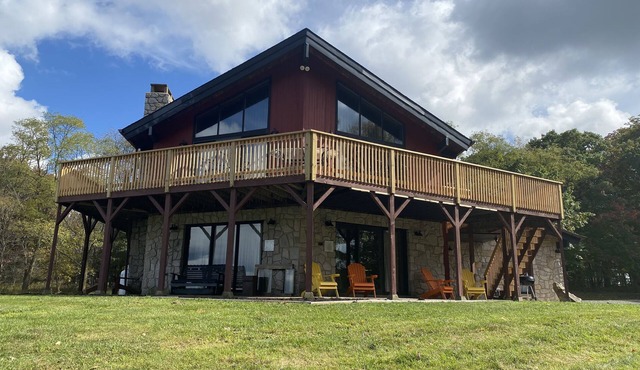 The eclectic lodge sits on 10 acres and is within 40 minutes from 3 ski resorts.