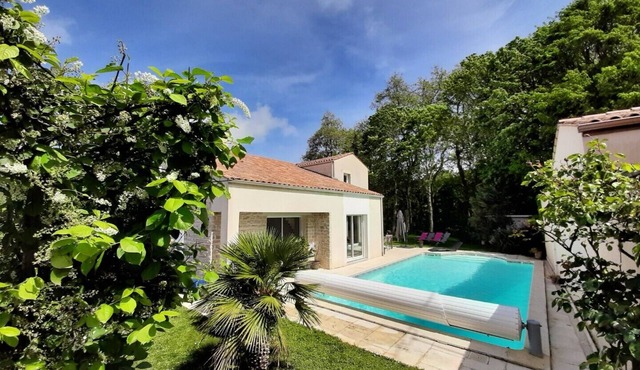 The edge of the wood. Bright villa close to La Rochelle and Ile de Ré.