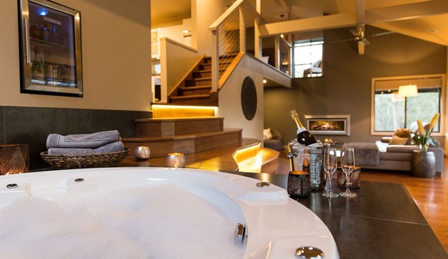 The Edge Villa - Private luxury 1 bedroom open plan spa villa with fireplace.