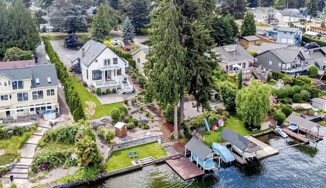 The Edgewater Escape - 2-story full Lake House, on the water, with deck & AC!