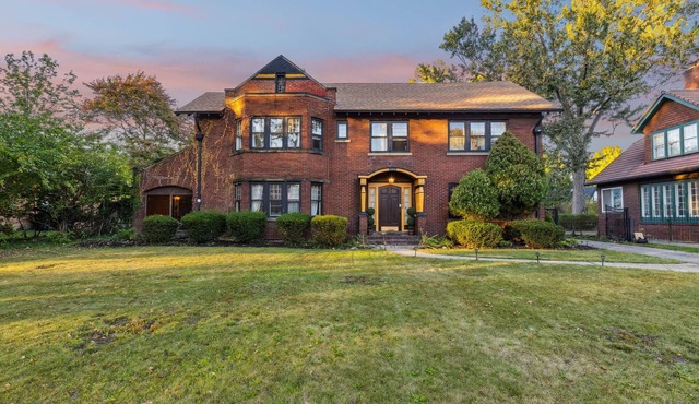 The Edgewater Estate- 7500 sqft of Indoor & Outdoor Fun!